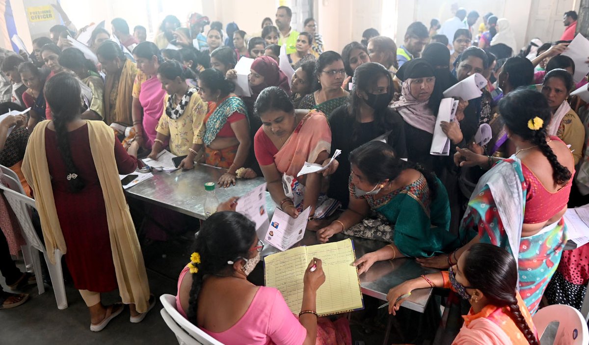 FarzanHyderabad's tweet photo. @OffDSB @revanth_anumula @UttamINC @TelanganaCMO 
Why #Telangana Government not accepting #prajapalana application directly through online method?
People are standing in long queues, wasting time etc.
@HiHyderabad @swachhhyd https://t.co/JBXGFyuOCP