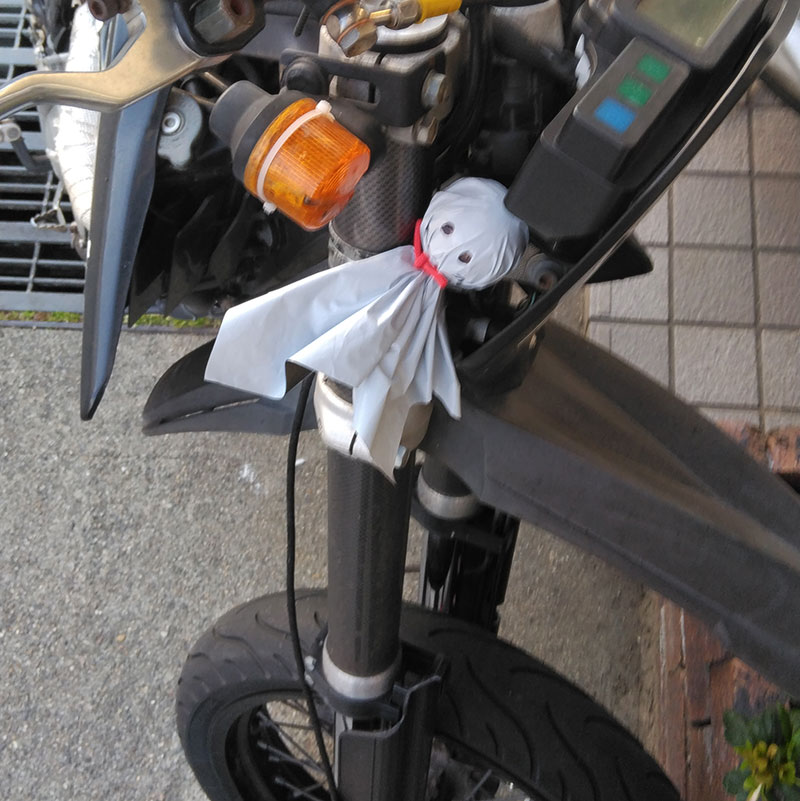 tinypoool's tweet photo. 「てるてる坊主」
四代目に
引き継ぎました
バイク乗る時は降らないでほしい
#てるてる坊主 
#四代目 
#降らないでほしい
#dtracker
#dtracker250
#kawasakimotorcycles https://t.co/ym9aCQ3v91