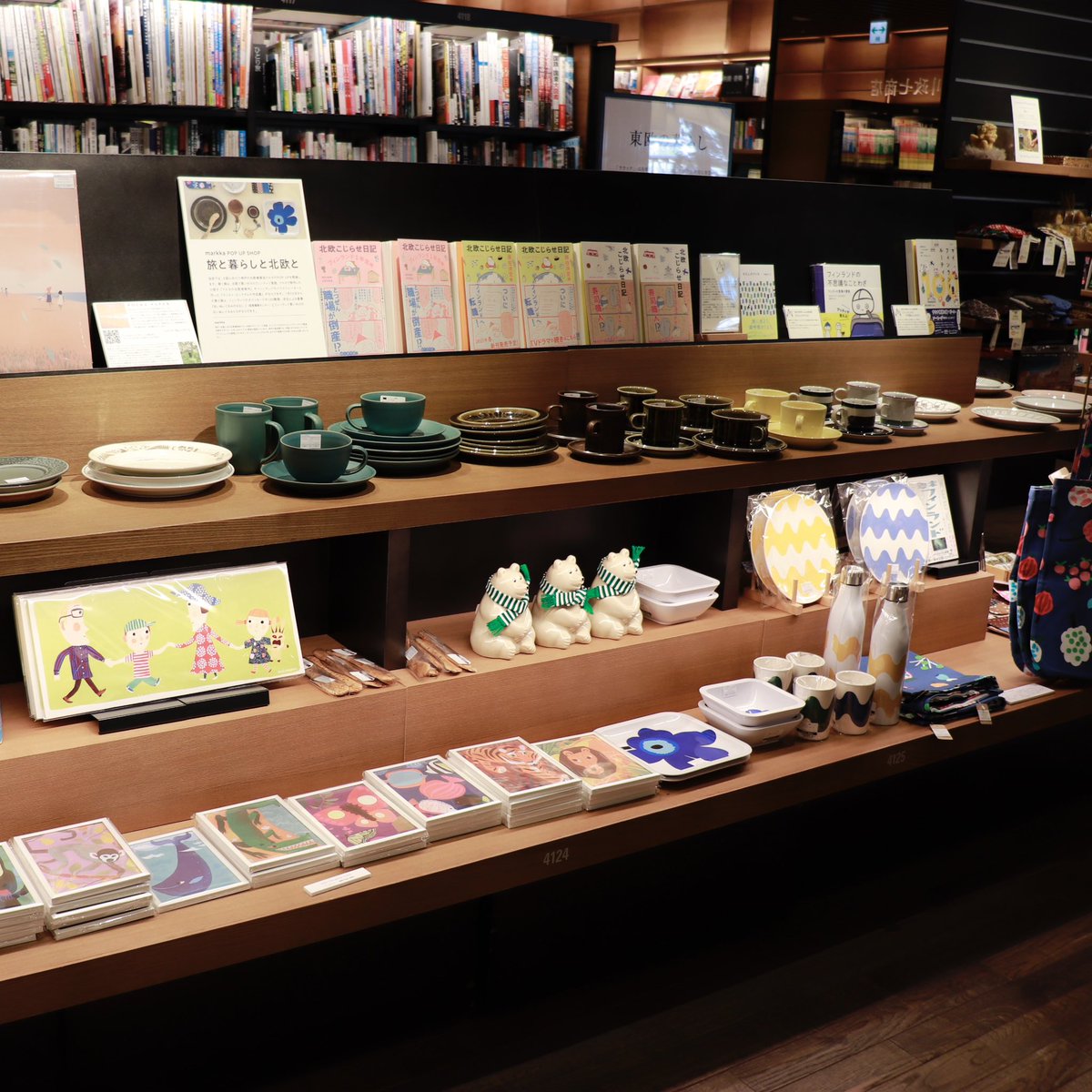 nara_tbooks's tweet photo. Markka POP UP SHOP
〜旅と暮らしと北欧と〜
シロクマの置物やヴィンテージのカップ・ソーサー、可愛い北欧雑貨が揃っております。
また、マルカの北欧旅案内できっとフィンランドがもっと楽しくなります！
ぜひお手に取って下さい。
また、今回のフェアは1月22日から売り場が拡大します。お楽しみに！ https://t.co/wDfTzFwzWh