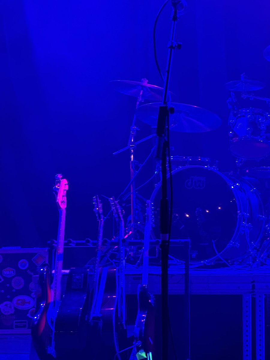 SukiKim2327's tweet photo. The best way to close off the year. 
Concert!!!🙌🤟🤘😎🎸
#yearendconcert #musiclover #adios2023 
#flowwithmp 
#thesamples https://t.co/yrfnGVnYTN