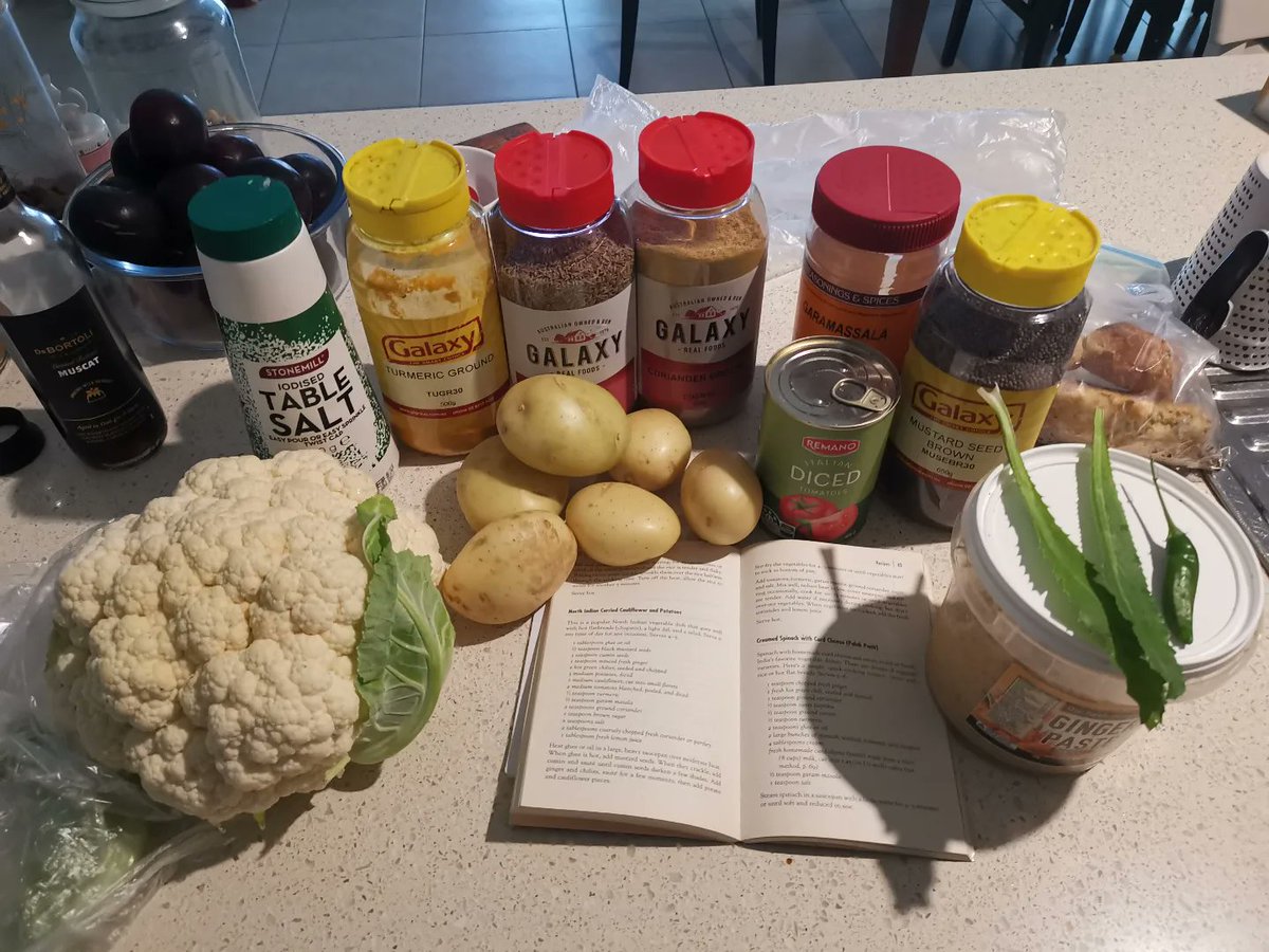 TanyaDavis95's tweet photo. Nth Indian Curried Cauliflower &amp; Potato 🌱💕

Sensational, recipe from page 82 of the Hare Krishna's book "The Higher Taste"

Some rice with rice seasoning and good to go 👌👍

#vegan #cooking #plantbased #comfortfood #healthyeating #veganfood #veganfoodie #veganrecipes https://t.co/4YmQ6QAWDj