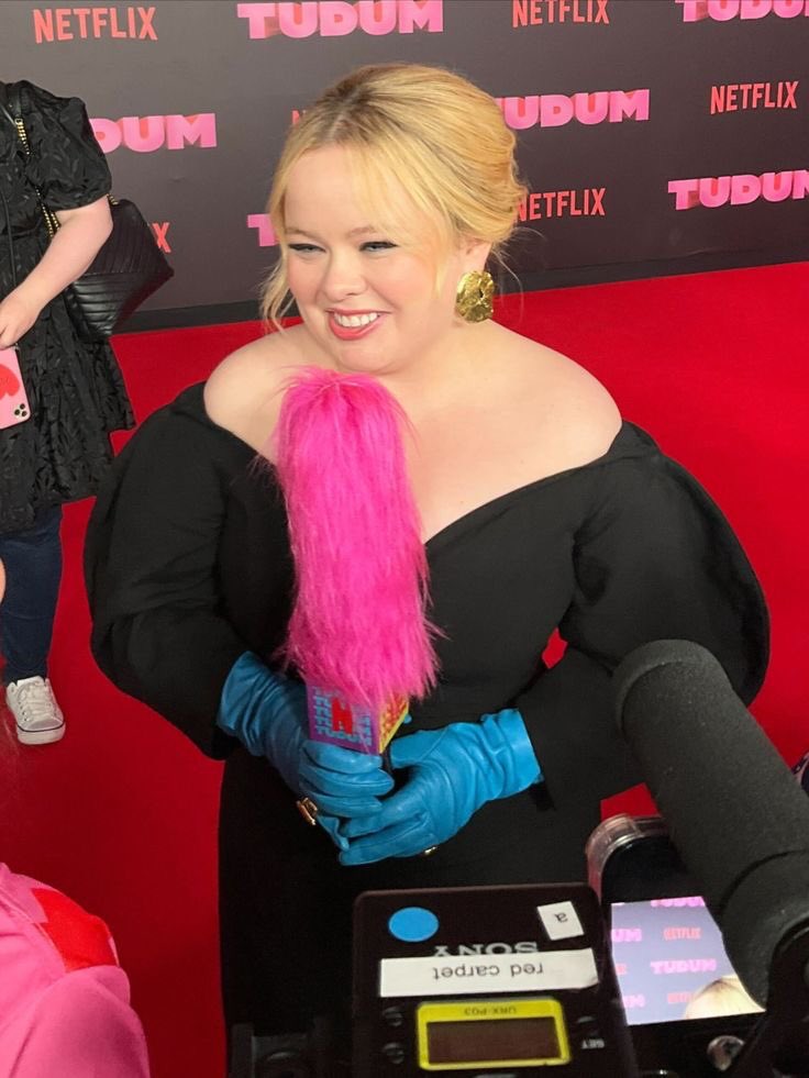 beepoliin's tweet photo. Te amo Nicola com esse microfone engraçado da Netflix, te amo 🥺❤️
#voltaprobrasil #casacomigo https://t.co/3u9UJuA7mg