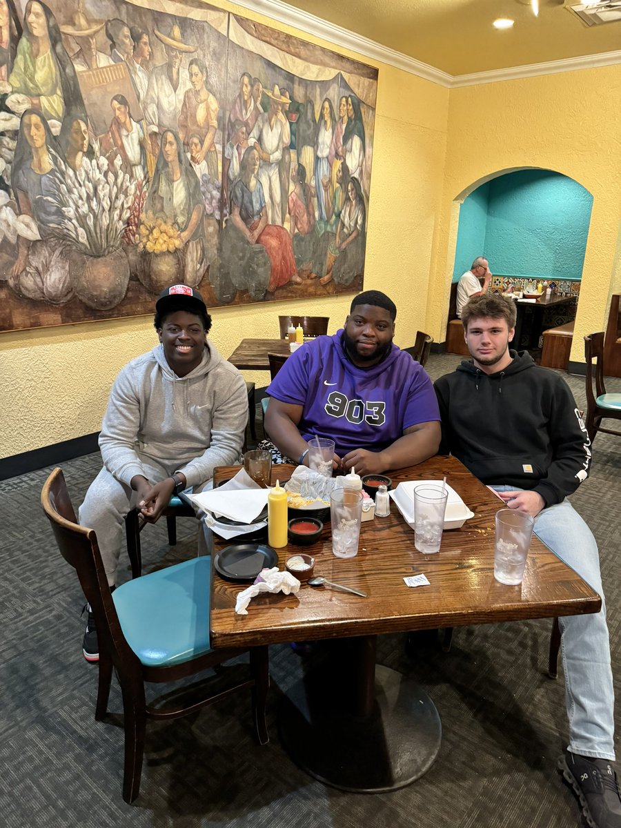 CoachEvans903's tweet photo. Great seeing my guys before they head back to school! Keep making your family proud 💪🏾 #NextLevelPACK #PressurePack #903 https://t.co/zg6Co3GW8r
