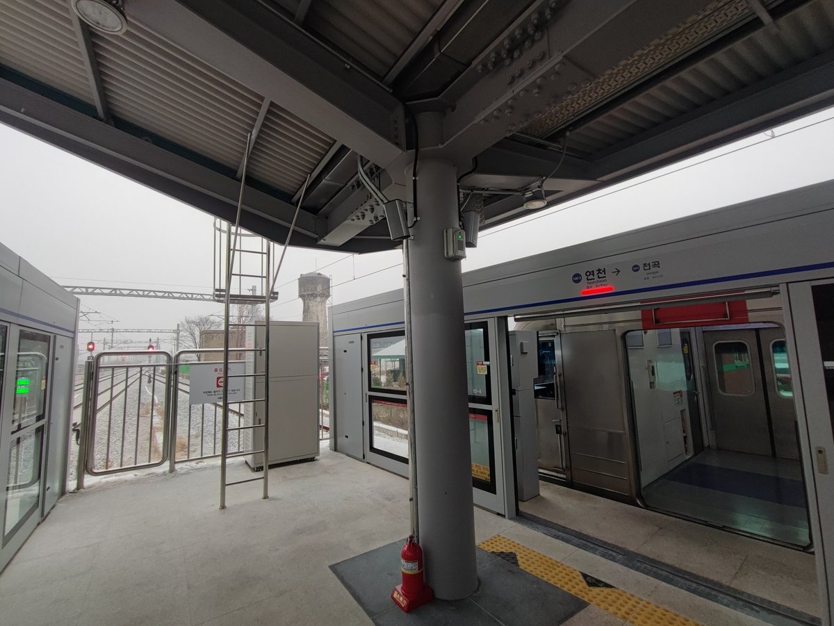 lovearth's tweet photo. 12/16〜首都圏電鉄1号線の漣川 연천 延伸、見慣れた都市鉄道拡大と異なるのが 漣川は北緯38度線の北側の地域で すなわち一時期は北朝鮮だった町にまで10両編成の地下鉄直通電車が(約1時間に1本とはいえ)運行されるようになったということ、極僅かとはいえ本来当然の姿を取り戻した感慨は深いものです。 https://t.co/ynxos61ISC