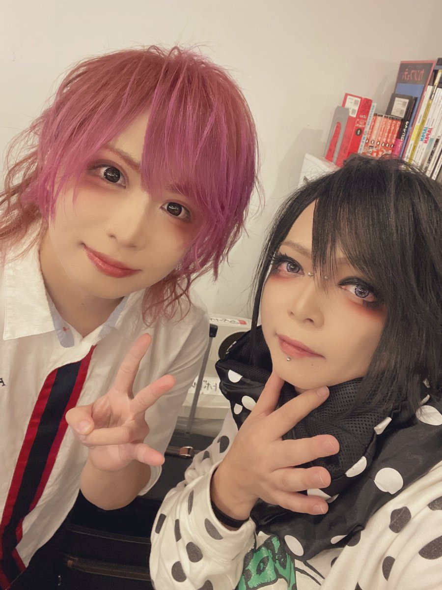 Private_ruasan's tweet photo. 長年会ってないと、どうしても声かけれない僕になりますが、沢山話しかけてもらえて楽しい一日でした、そしてまさかのリタ君がいて上がった😍
ひヵる君とはほぼ始めましてだったけど意外な接点あり、ぽんずファンにもなってくれて嬉しや🐶🐶真っ白PRSも可愛いかったなー🎸 https://t.co/qyGgV2T2ke