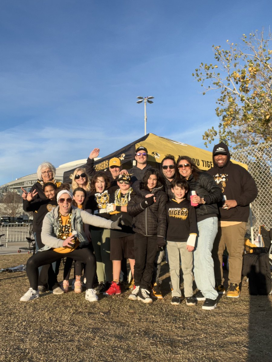 em_diggity's tweet photo. @CottonBowlGame #MIZ 
Tailgate was 🔥🔥🔥🔥 https://t.co/VCvPC55YKL