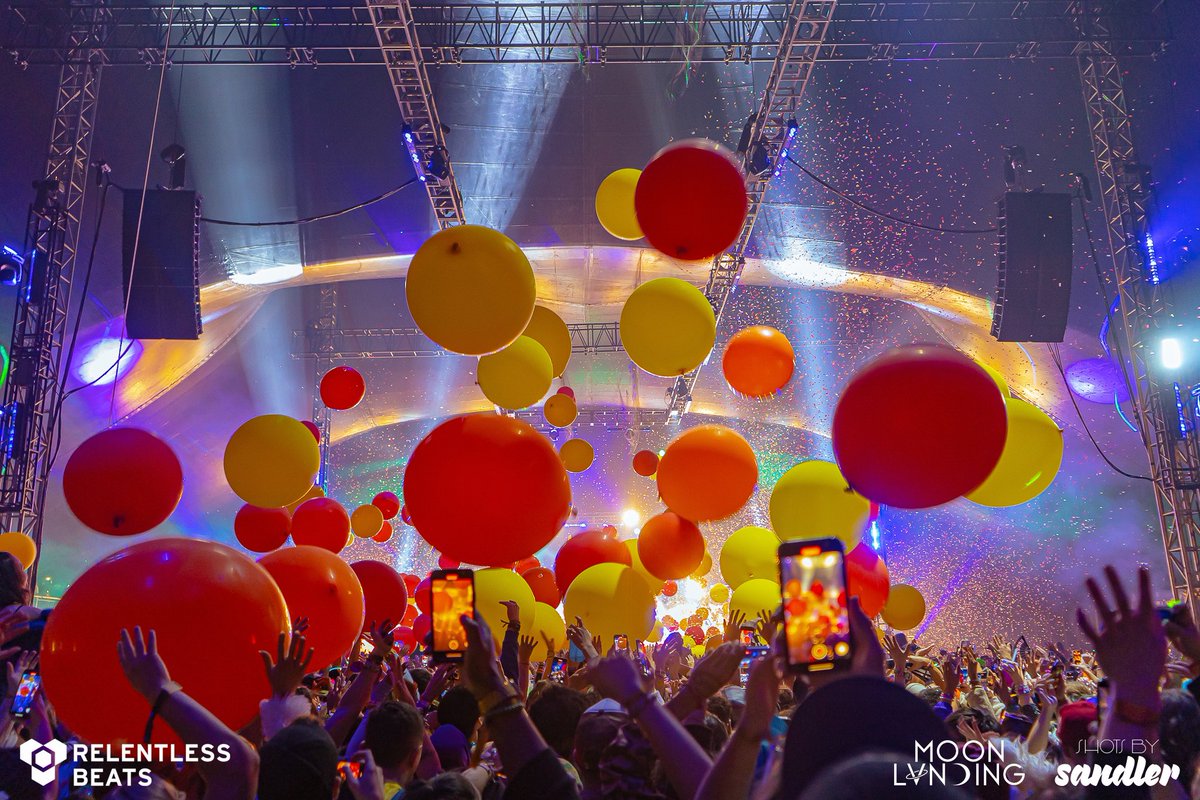 It’s the season of giving and we have a special last minute gift for one of you! 🙏🏽 We have 1 Two Day GA ticket to giveaway to the Moon Fvm!

To enter:
1. Follow <a href="/MOONLVNDING/">MOON LVNDING</a> 
2. Like this tweet
3. Retweet this tweet
4. Comment below your favorite NYE memory ⬇️