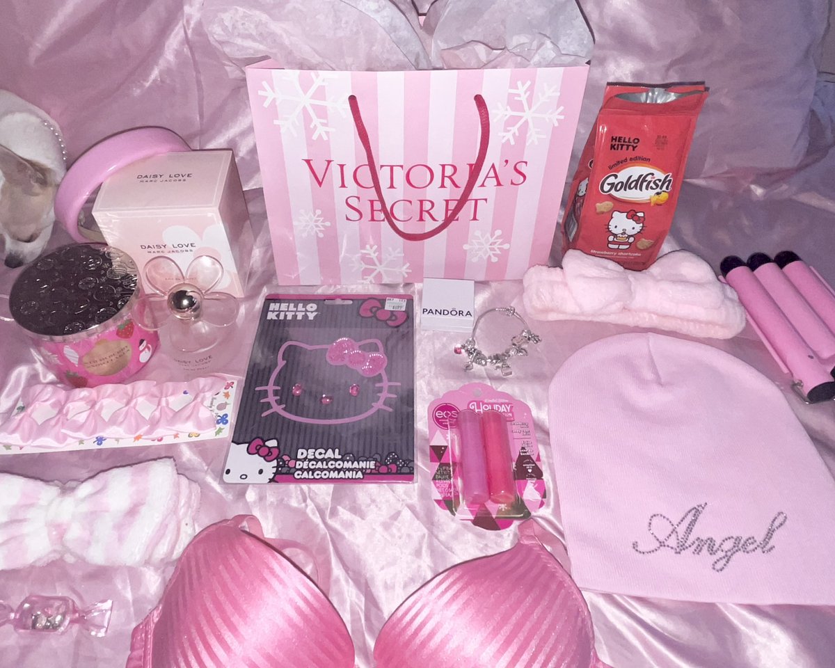 lyssithadoll's tweet photo. holiday haul 💒 https://t.co/1z4HferQ6m