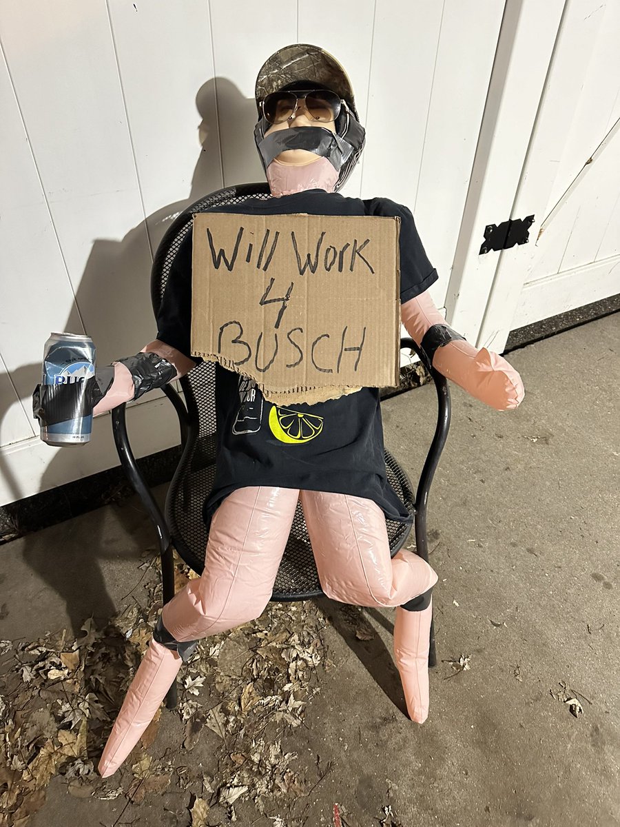 Opal_33's tweet photo. Some of the crazy things, the regulars do at the bar. I walk out to take the garbage out and there it sits. โฆ.. #ScaredMe #IAlmostPeed https://t.co/gnBEOdbrF1