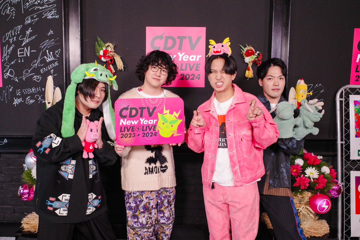 TBSCDTV's tweet photo. #CDTVライブライブ 年越しSP⚡️
本番直前ショットで実況中だよ！

🎍2024年🌅
♪♪新年開幕ヒットソングメドレー🐲♪♪

続いては
#マカロニえんぴつ が登場✏️
「リンジュー・ラヴ」を披露💖

朝5時までノンストップライブ！🎶

#CDTV
#TBS https://t.co/23QOPmC5bN