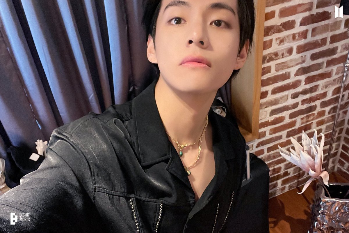 taehyvngpics's tweet photo. HE'S SO GORGEOUS https://t.co/JTg1WAGBH0