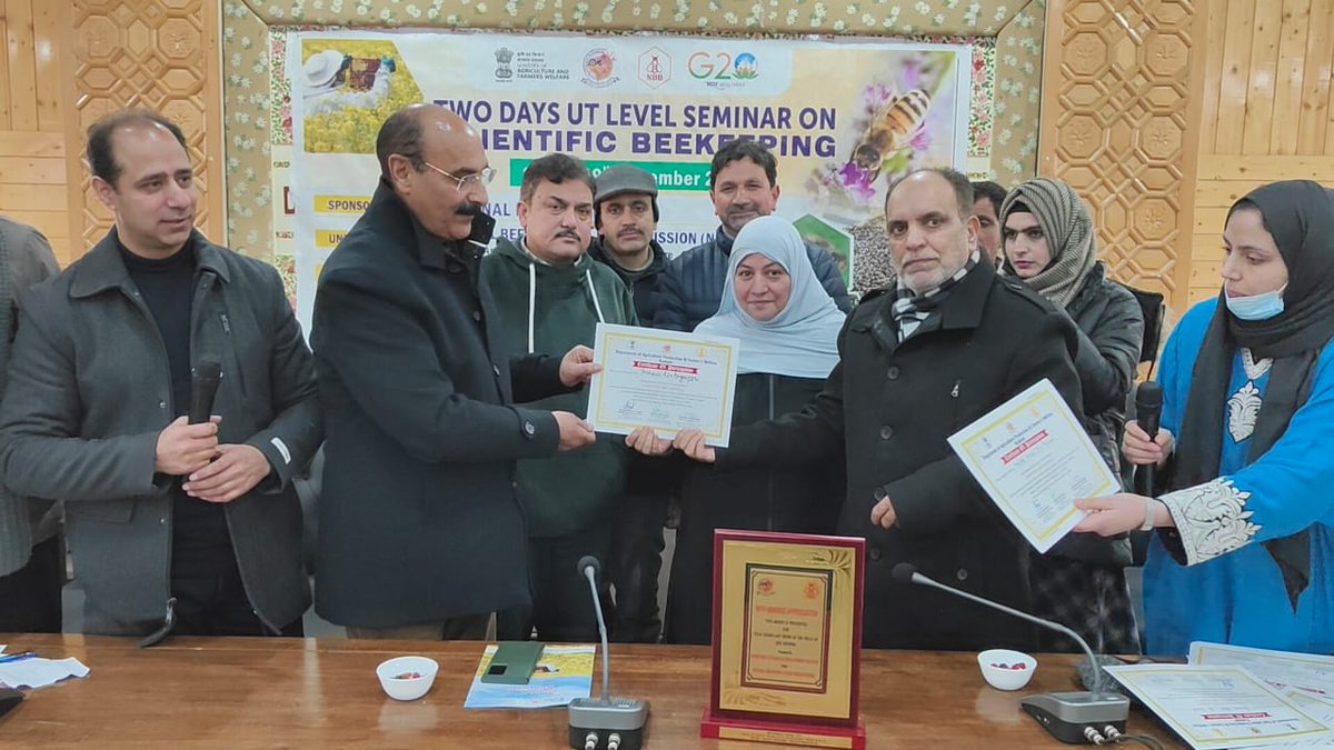 RisingKashmir's tweet photo. #UTlevel seminar on Scientific #Beekeeping concludes at #KashmirHaat, #Srinagar
@JkAgriculture @AgricultureKmr
https://t.co/TyMzArBakV https://t.co/l8JekNAvAh