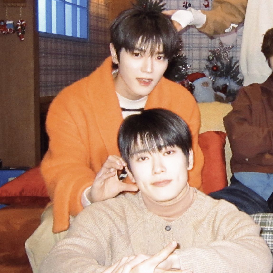jaeyonghourly's tweet photo. THEY ARE SO CUTE https://t.co/En5abWPTLt