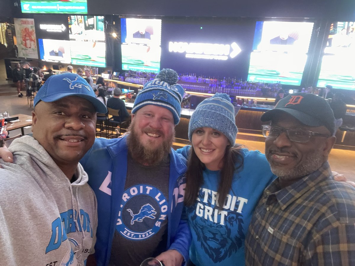 bauer_adam's tweet photo. Bringing love for the #Lions to Dallas https://t.co/TXCXKdjk0U