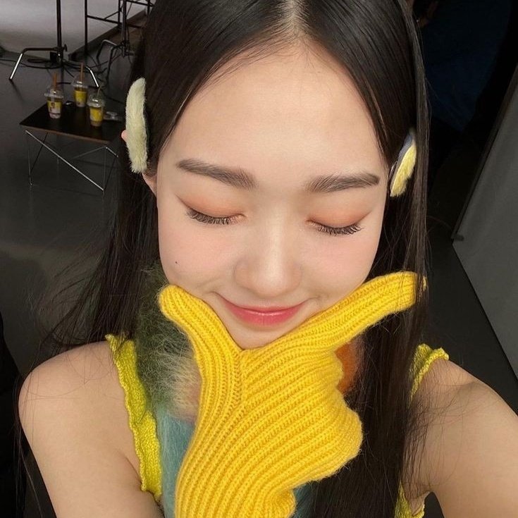 tripleSdonut's tweet photo. soomini donuts 💛🤏

#tripleS #트리플에스 #トリプルS #S6 #SooMin #wav #웨이브 https://t.co/JvrMliNGIV