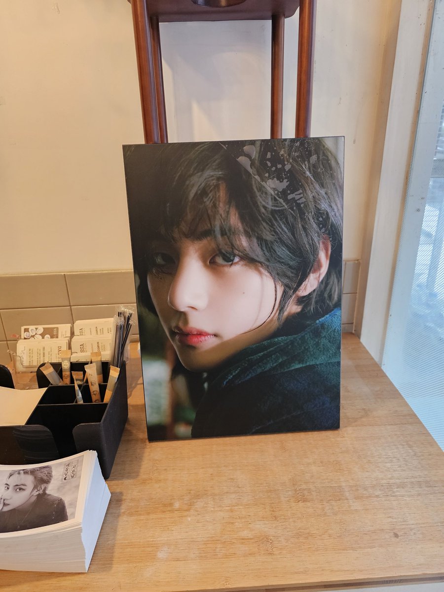 hyungflower's tweet photo. 눈이 많이 와서 좀 힘들지만 예쁜 태형이 보러왔어요..언제나 느끼지만 정성과 따뜻함이 느껴지는 곳이네요..
오늘도 행복한가득 안고 갑니다
감사합니다
@dalssacafe
@sweet_agong
#언제나_김태형
#Always_V
#태형생일ㅊㅋ https://t.co/iDJrt5PuJ3