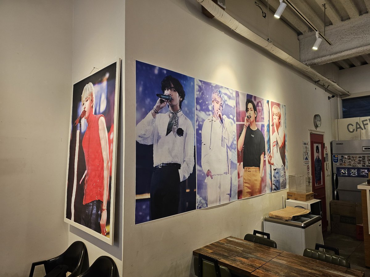 hyungflower's tweet photo. 눈이 많이 와서 좀 힘들지만 예쁜 태형이 보러왔어요..언제나 느끼지만 정성과 따뜻함이 느껴지는 곳이네요..
오늘도 행복한가득 안고 갑니다
감사합니다
@dalssacafe
@sweet_agong
#언제나_김태형
#Always_V
#태형생일ㅊㅋ https://t.co/iDJrt5PuJ3