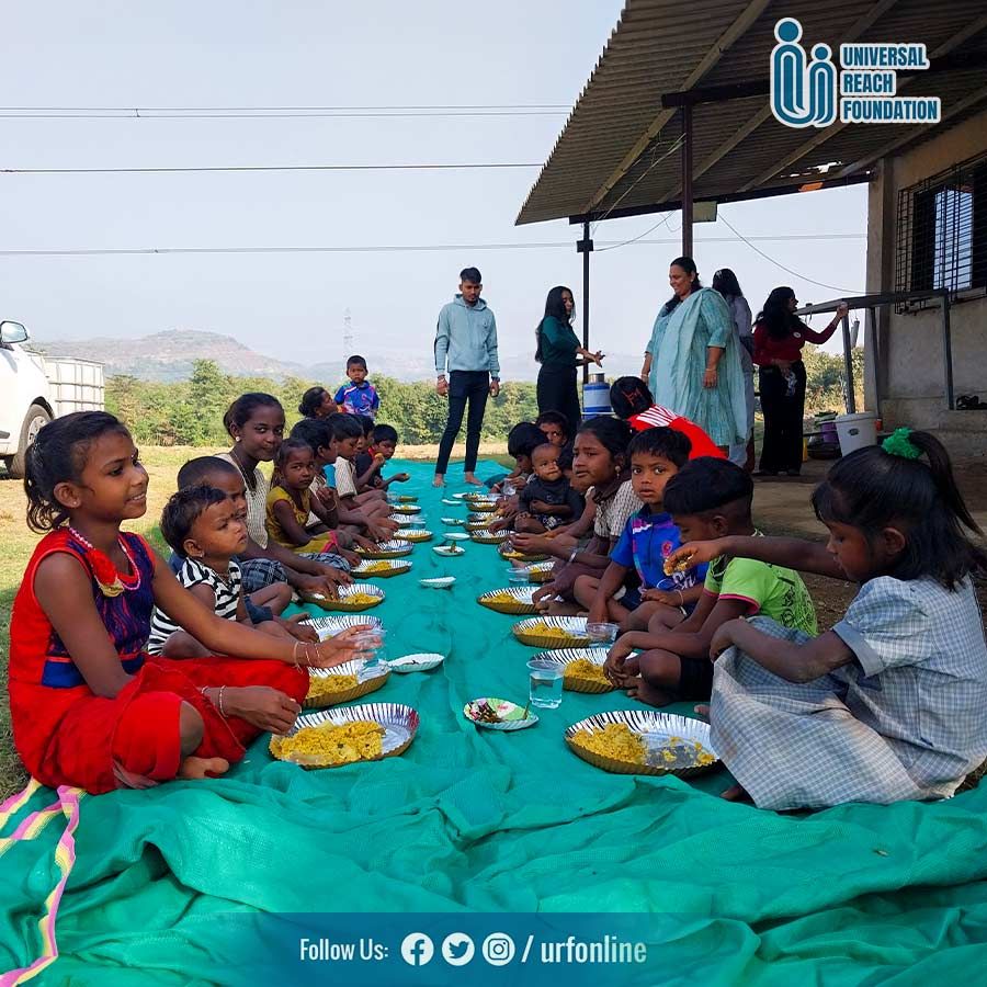 urfonline's tweet photo. The joy of giving cannot be measured. It was a pleasure to have youth join hands for a nutritional food distribution  in Shirgaon to tribal children. Let's keep coming together to spread kindness and ensure a better future for every child!

#UniversalReachFoundaton #URFonline https://t.co/uwUAWI08ag
