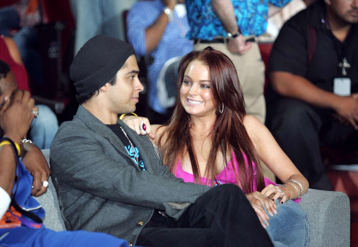 ThePopsLit's tweet photo. —Wilmer Valderamma (20, 24, 29) y Mandy Moore (16), Lindsey Lohan (17), Demi Lovato (17).

Conoció a Mandy Moore por primera vez cuando ella tenía 15 años y comenzó a salir con ella cuando él tenía 16 y él 20. Más tarde afirmó que Moore había perdido su virginidad con él, lo que ella negó.

En 2004, empezó a salir con Lindsey Lohan. Ella tenía 17 años. Él tenía 24. Solo anunciaron su relación cuando ella cumplió 18.

De 2010 a 2016, estuvo en una relación intermitente con Demi Lovato. Se conocieron cuando ella tenía 17 años y él 29, pero solo comenzaron a salir cuando ella tenía 18. Más tarde, Demi lanzaría la canción "29" cuando ella misma tenía 29 años. Aunque Lovato no confirmó directamente la conexión, la gente está segura de que la canción trata sobre Wilmer.