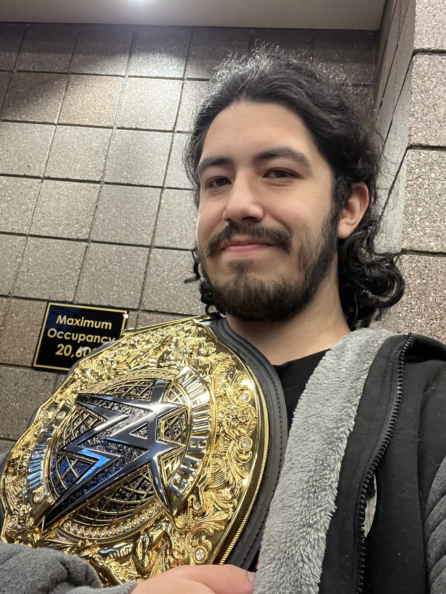 SLenderGC's tweet image. Cash’d in my opportunity to walk into Vegas World Champion! #WWELasVegas