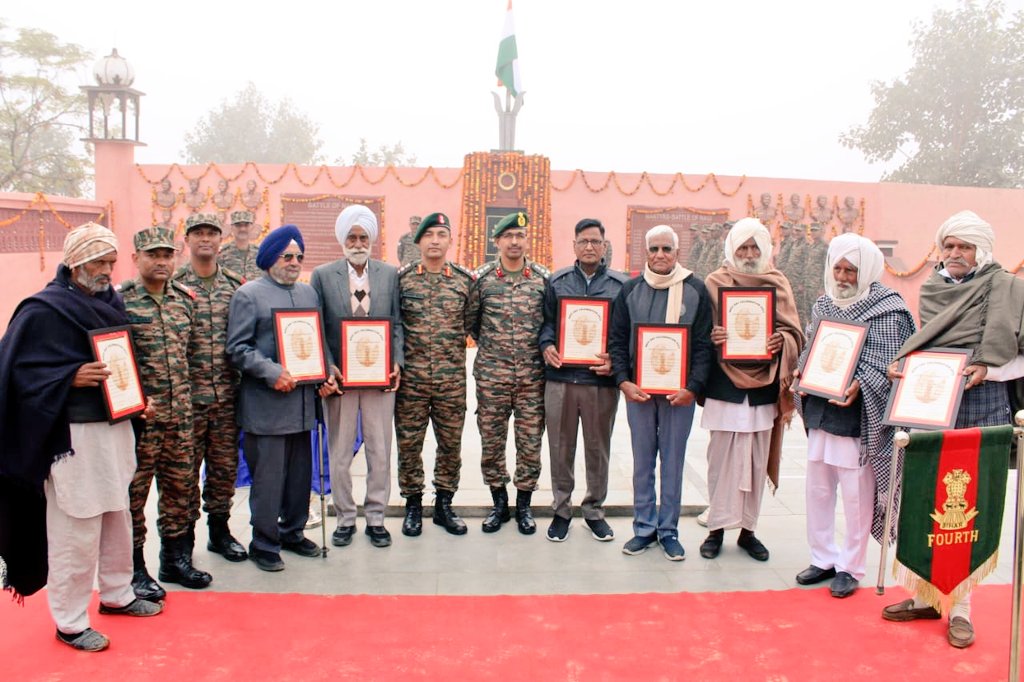 PRODefRjsthn's tweet photo. 52nd #NagiDay celebrated on 28th  Dec at #NagiWarMemorial
Solemn wreath laying ceremony attended by Serving personnel #AmoghDivision,Veterans &amp; hundreds of villagers from SriKaranpur &amp; Nagi 
Local villagers who had aided the #IndianArmy during #BattleOfNagi were also felicitated https://t.co/5kdsfiSXsY
