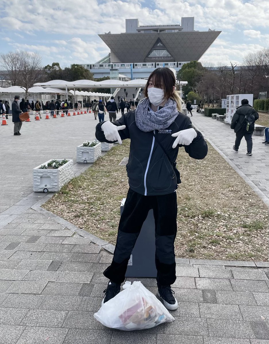arata_aaa's tweet photo. コミケはゴミ放置がすごいって話を聞いたので
朝からコミケでゴミ拾いしてきた
10年続けたらめちゃくちゃ減った!!
今回1枚目 #C103
10年前2枚目 #C85 https://t.co/xwxWMoj6D8