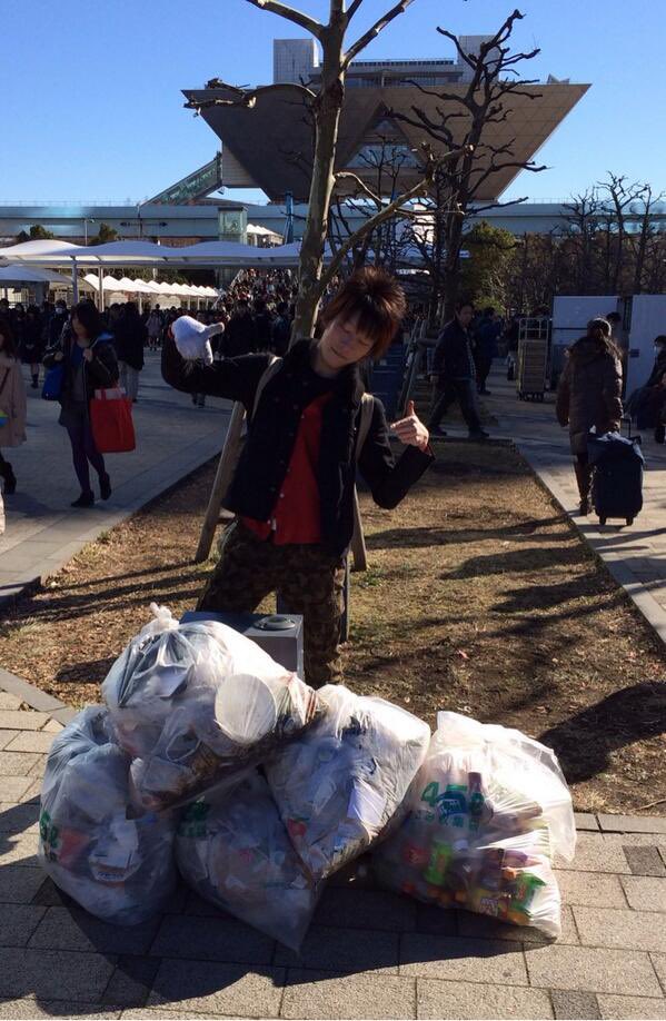 arata_aaa's tweet photo. コミケはゴミ放置がすごいって話を聞いたので
朝からコミケでゴミ拾いしてきた
10年続けたらめちゃくちゃ減った!!
今回1枚目 #C103
10年前2枚目 #C85 https://t.co/xwxWMoj6D8
