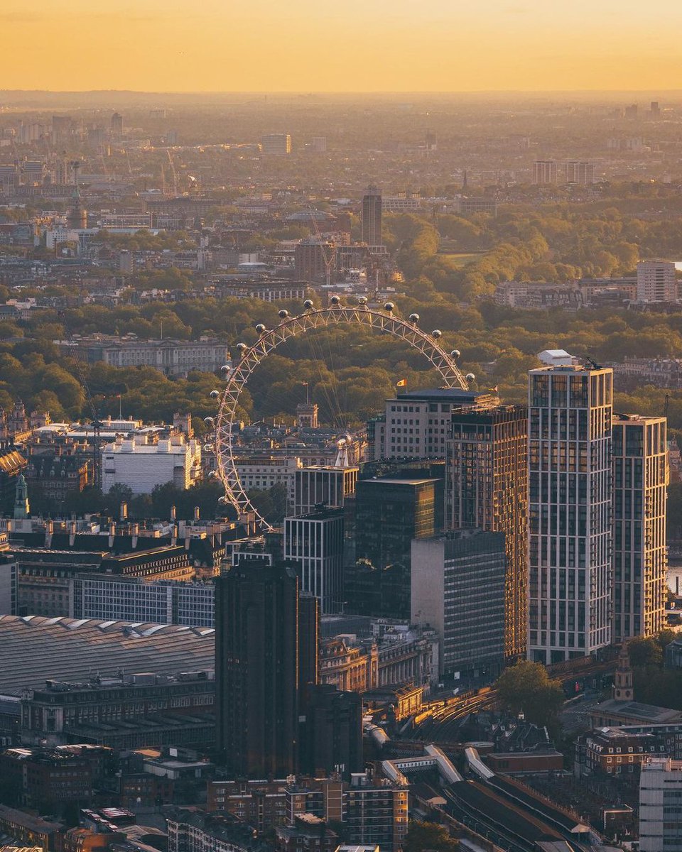 Chasing the last rays of sunlight over London's iconic landmarks 🌇🧡 

#londonsunset #visitlondon
 #hello_rooftops #itssolondon #shardview #viewfromtheshard #londonthecity #outinlondon #mysecretlondon #shotoncanon #canoneos90d #cityscapephotography #londonview #londonlife