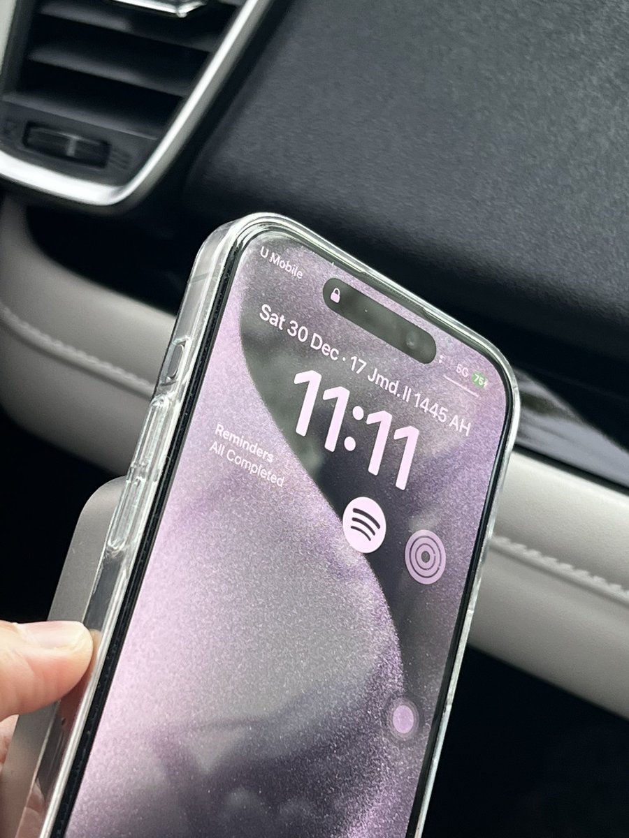 aaaaweng's tweet photo. Siapa yang  bercadang nak beli powerbank tu, especially Apple User, i recommended this one. 15w Magsafe (magnetic) + boleh juga cocok korang punya cable. PD 3.0. Dia mmg charge tau tak macam Apple battery pack tu mmg tak naik langsung, drain battery adalah 😞 https://t.co/WhA54ifyAm