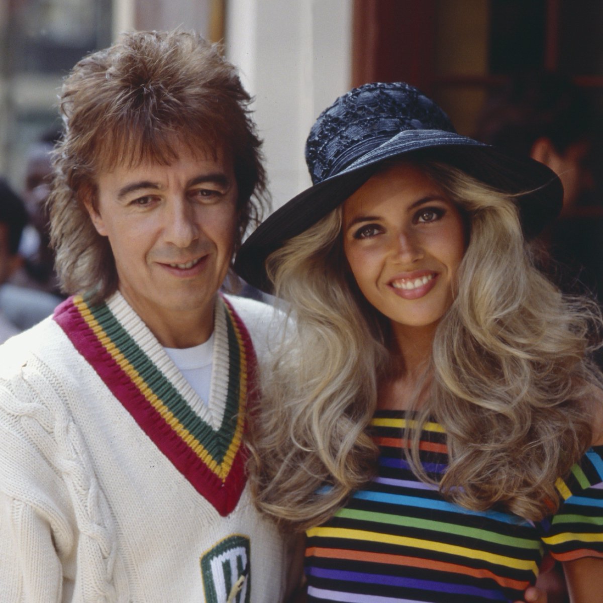 ThePopsLit's tweet photo. —Bill Wyman (47) y Mandy Smith (13) 

El bajista de los Rolling Stones inició una relación con Mandy Smith cuando ella tenía 13 años. Tuvieron relaciones sexuales por primera vez cuando ella tenía 14 años. Más tarde dijo: “Fui realmente estúpido al pensar que podría funcionar. Era demasiado joven”.