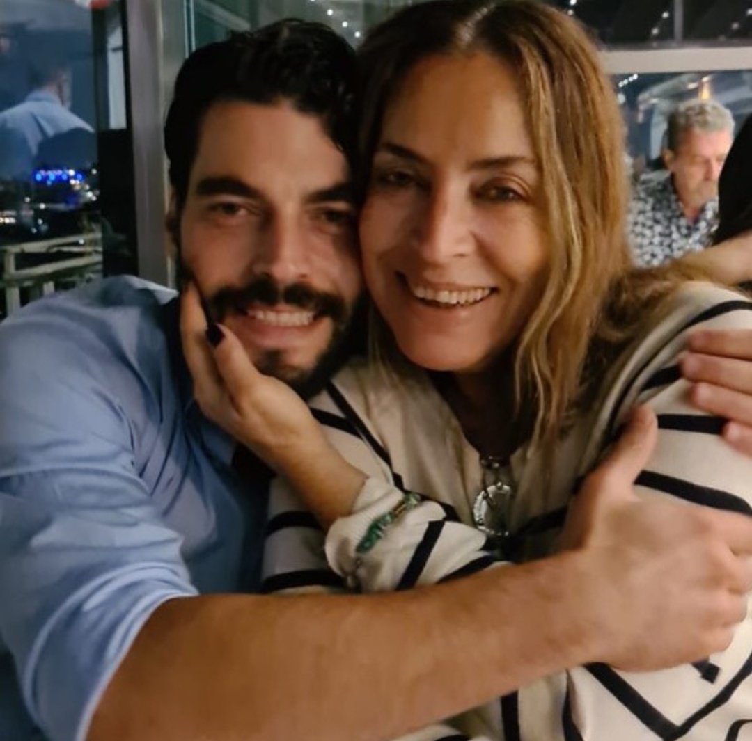 karenMeli1982's tweet image. Akın ve sevgili annesinin fotoğraflarına bayılıyorum, çok güzeller 🫠❤️ Aralarındaki sevgi o kadar büyük ki #Akın yeniden annesinin kollarında küçük bir çocuk oluyor ♥️
            #𝐴𝑘ı𝑛𝐴𝑘ı𝑛ö𝑧ü