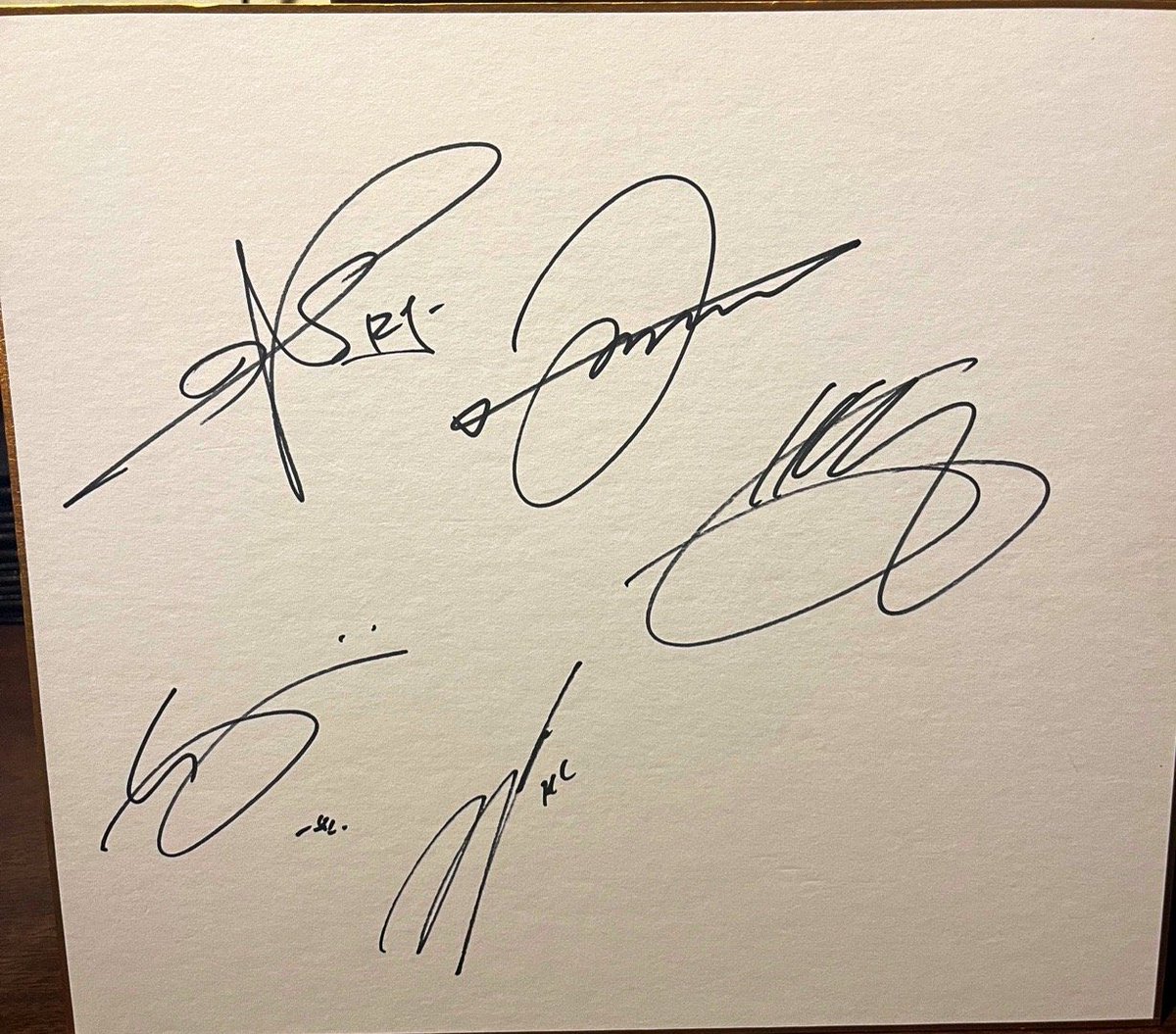 Ma_belle_ren's tweet photo. 사인  정확하진 않지만

         런쥔
                  정우
                            재현
 윈윈
            해찬 

같은데 이 다섯 명이서 훠궈를 먹엇다고요 지금? https://t.co/SZral4tcwK