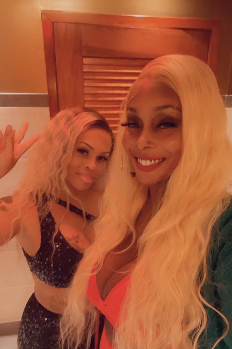 Iowajai1's tweet photo. Double trouble 🤍🥰 #thatsGod #bff #bffgoals #mobdollz #doubletrouble #2023 #weedycakes #townbizness #oaklandsfinest #us #blessed #oakland #bayarea #westcoast #weekendmood #weekendvibes #fridaymood #fridaynight #friday #almost2024 https://t.co/mYpYeIkHVW