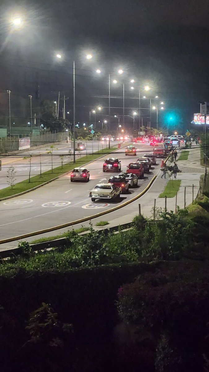 andreosky's tweet photo. @AMT_Quito van a hacer algo con los que llevan más de una hora haciendo carreras en la Alfonso Lamiña (vía Lumbisi) en Cumbayá! https://t.co/99ZQBbvSxP