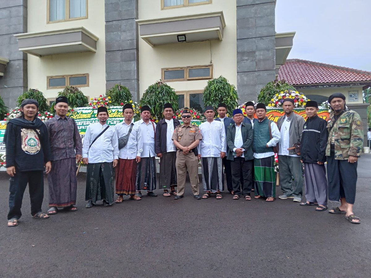 pcnumajalengka's tweet photo. MWC NU Cikijing, Majalengka berpose di Halaman Islamic Centre Kabupaten Majalengka dalam rangka menyukseskan Konfercab PCNU Majalengka. Tampak hadir Kasatkorcab Banser Majalengka ditengah-tengah Pengurus MWCNU Cikijing

#konfercabPCNUMajalengka https://t.co/eQQL6WKilQ