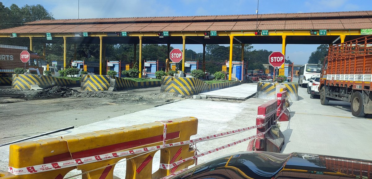 joBeeGeorgeous's tweet image. What&apos;s the point in having fastag system and then 5 lanes are shut down? #NiceRoad