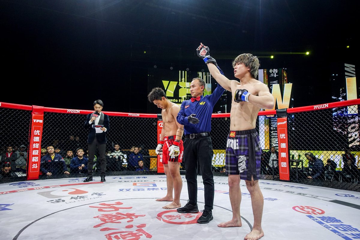 boutreview's tweet photo. WLF（武林風）12.22 中国（レポ）：日中MMA対抗戦でボンサイ柔術の畠山祐輔、和術慧舟曾TLIVEの藤村健悟が1R一本勝ち。神酒龍一はTKO負け、東修平はドロー。AACC阿部裕幸代表、Me,We山﨑剛代表、修斗サステイン坂本一弘代表も同行 https://t.co/iNPbtw8E3G https://t.co/4dNwgmvKYK