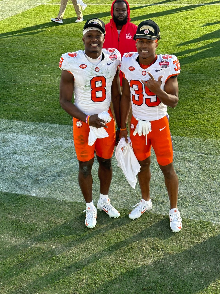 FJRsportsTalk's tweet photo. Faith ~ Family ~ Fun!
Randall Magic in Jacksonville wheels up See you at the Beach 🏖️ Randall Brothers together again ~ Champions 🙏🏾 We give God all the Glory. Congratulations to all Go Tigers 🐅
#ClemsonFootball
#MBFootball
#RandallFoundation https://t.co/hGabCbdPgD