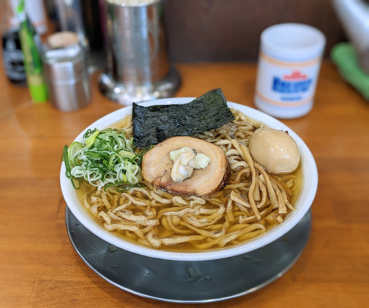 tsurubeat's tweet photo. 山形市 ラーメン金子
◆中華そば/中/煮たまご/ユマッキー
県内拉麺番組特別企画で見事人気第1位になった逸杯を御注文。鯛と貝の上質な旨味を潤沢に抽出した滋味豊かな醤油スープに 小麦の風味香る 手揉み縮れが嬉しい自家製の太麺を合せた逸杯。名実共に県内トップクラスの名店の更に進化し続ける逸品 https://t.co/iXyV23fi8F