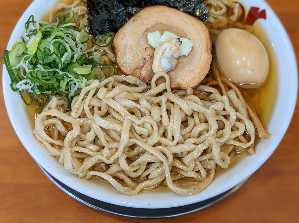 tsurubeat's tweet photo. 山形市 ラーメン金子
◆中華そば/中/煮たまご/ユマッキー
県内拉麺番組特別企画で見事人気第1位になった逸杯を御注文。鯛と貝の上質な旨味を潤沢に抽出した滋味豊かな醤油スープに 小麦の風味香る 手揉み縮れが嬉しい自家製の太麺を合せた逸杯。名実共に県内トップクラスの名店の更に進化し続ける逸品 https://t.co/iXyV23fi8F