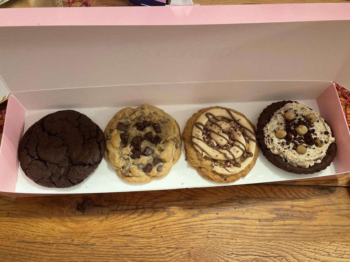 sarfis825's tweet photo. @CrumblCookies no chocolate icing = no bueno. These teenagers get salty when their cookies aren’t on point.  Please help make their first world problem go away 😂😂 https://t.co/Or2GVv4DMX