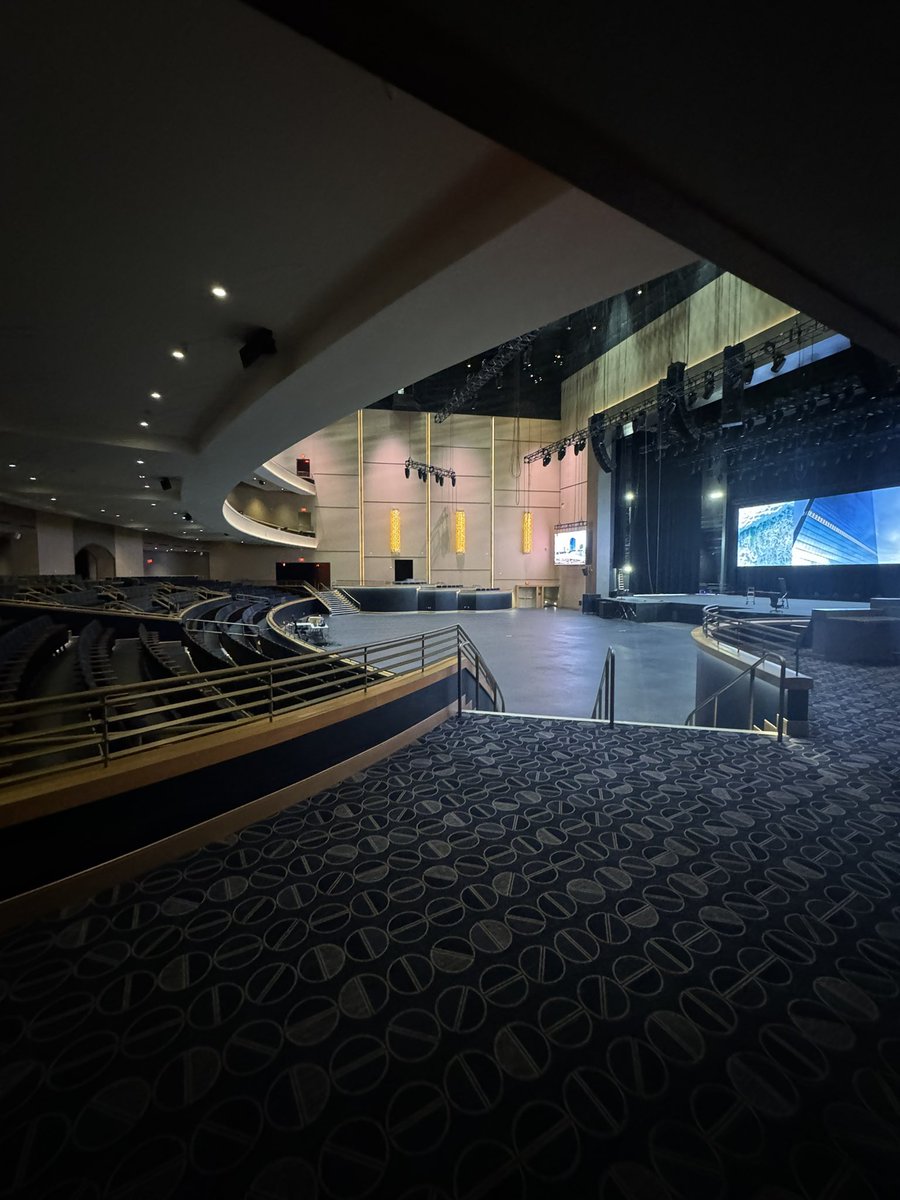 VitalVegas's tweet photo. Inside the theater at Fontainebleau. https://t.co/PqybyLD8FR