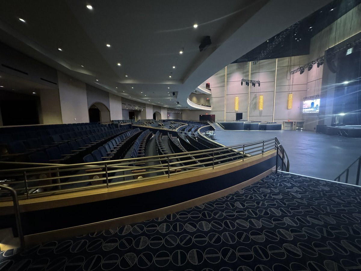VitalVegas's tweet photo. Inside the theater at Fontainebleau. https://t.co/PqybyLD8FR