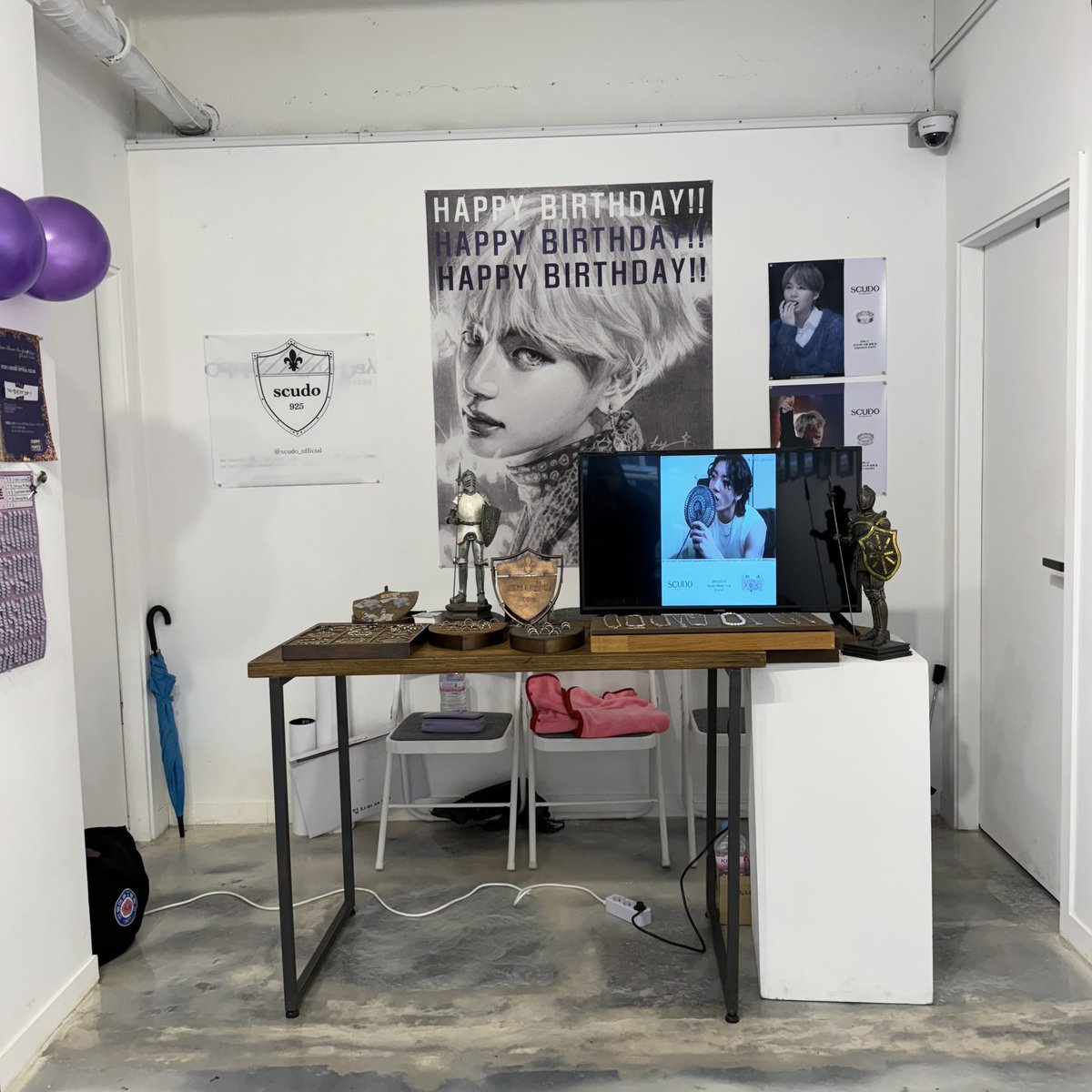 Scudo_Official's tweet photo. 전시회 마지막 날이자 태형 님의 생일이네요! 🥺

BTS V 생일 축하 기념 루나양 작가님의 펜슬 드로잉 전시회 <winter flower for spring day>에서 팝업 스토어 및 협업으로 참여하는 스쿠도가 마지막 날인 오늘도 아미 여러분들을 기다리고 있습니다!

스쿠도 팝업 스토어에서 진행하는 럭키 드로우 이벤트 놓치지 마세요💜

2023.12.27 (수) - 2023.12.30 (토) / 11:00 - 19:00
디멘션 갤러리(서울 용산구 한강대로 58-1)
@dimension_seoul 
*하이브에서 1분 거리

#스쿠도와_반짝반짝_보라해
#태형아생일축하해
#봄날을위한겨울꽃
#HappyBirthdayV #HappyBirthdayTaehyung #소중한베프_우리태형_생일축하해 #HappyTaehyungDay #해피태형데이_너에게충성 #HAPPYVDAY #우리강아디_태형아생일축하해