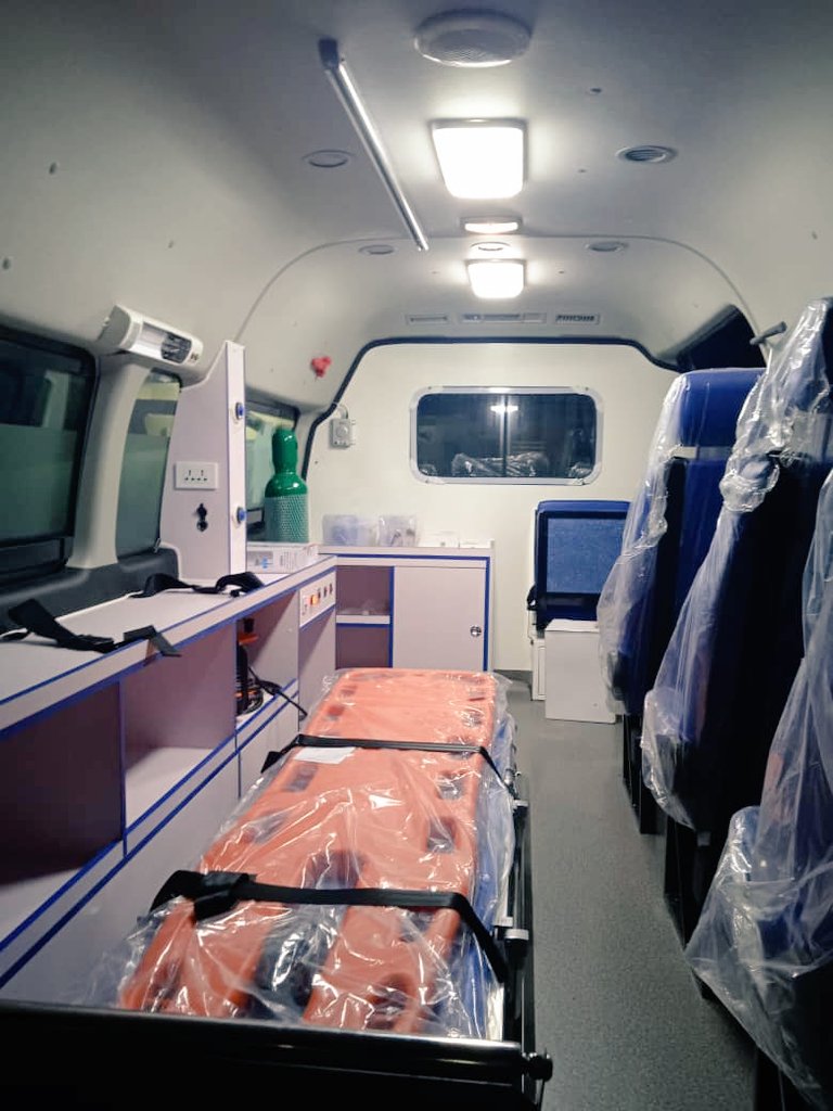 #EstaEsLaRevolución!!!, gracias a los que combaten cada día para vencer imposibles y dar satisfacción al pueblo, todos muy contentos, llegaron a la base regional de Ciego de Ávila, dos ambulancias cero km. Ahora a cuidarlas!!! #LatirXUnEneroDeVictorias #CubaPorLaVida