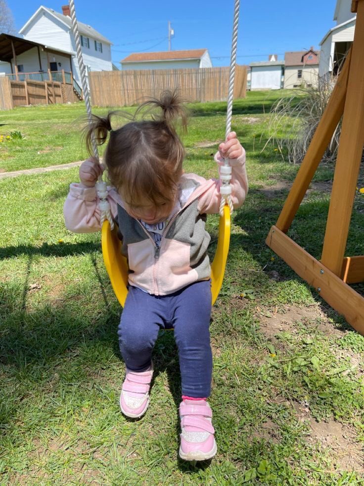 Rescuepottss's tweet photo. deve fazer um ano que eu não coloco aqui alguma foto da minha filha, então, Bella no parquinho do vovô https://t.co/mp4Mn6E1lw