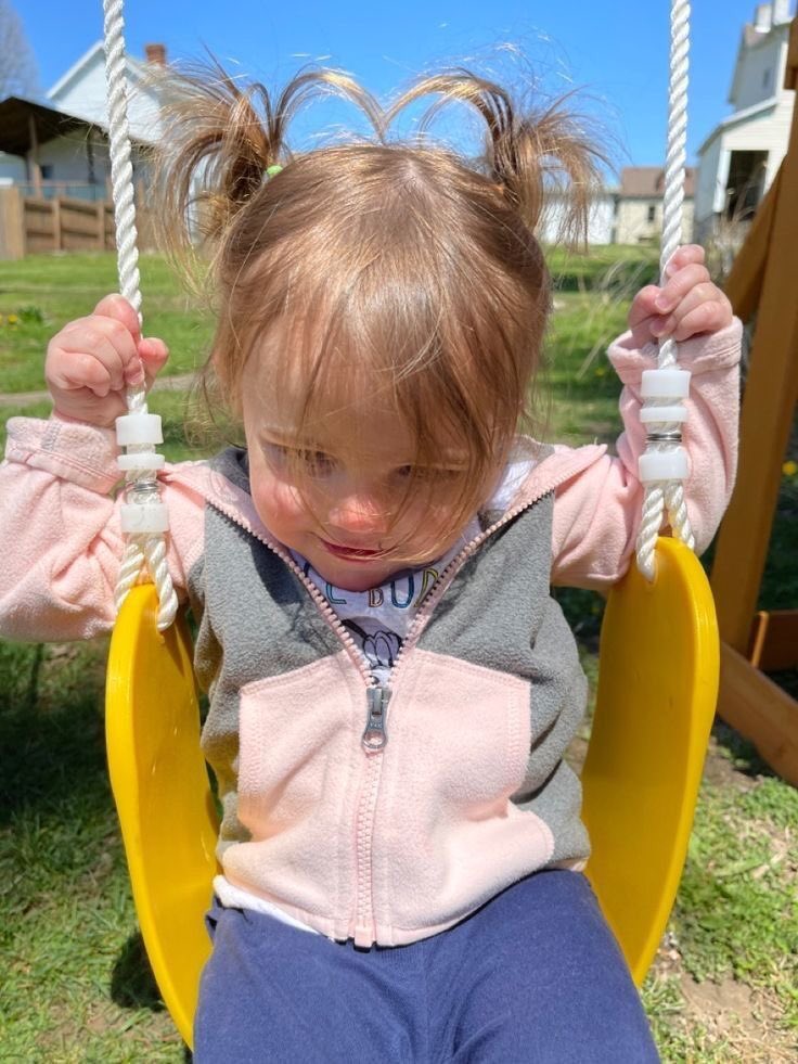 Rescuepottss's tweet photo. deve fazer um ano que eu não coloco aqui alguma foto da minha filha, então, Bella no parquinho do vovô https://t.co/mp4Mn6E1lw