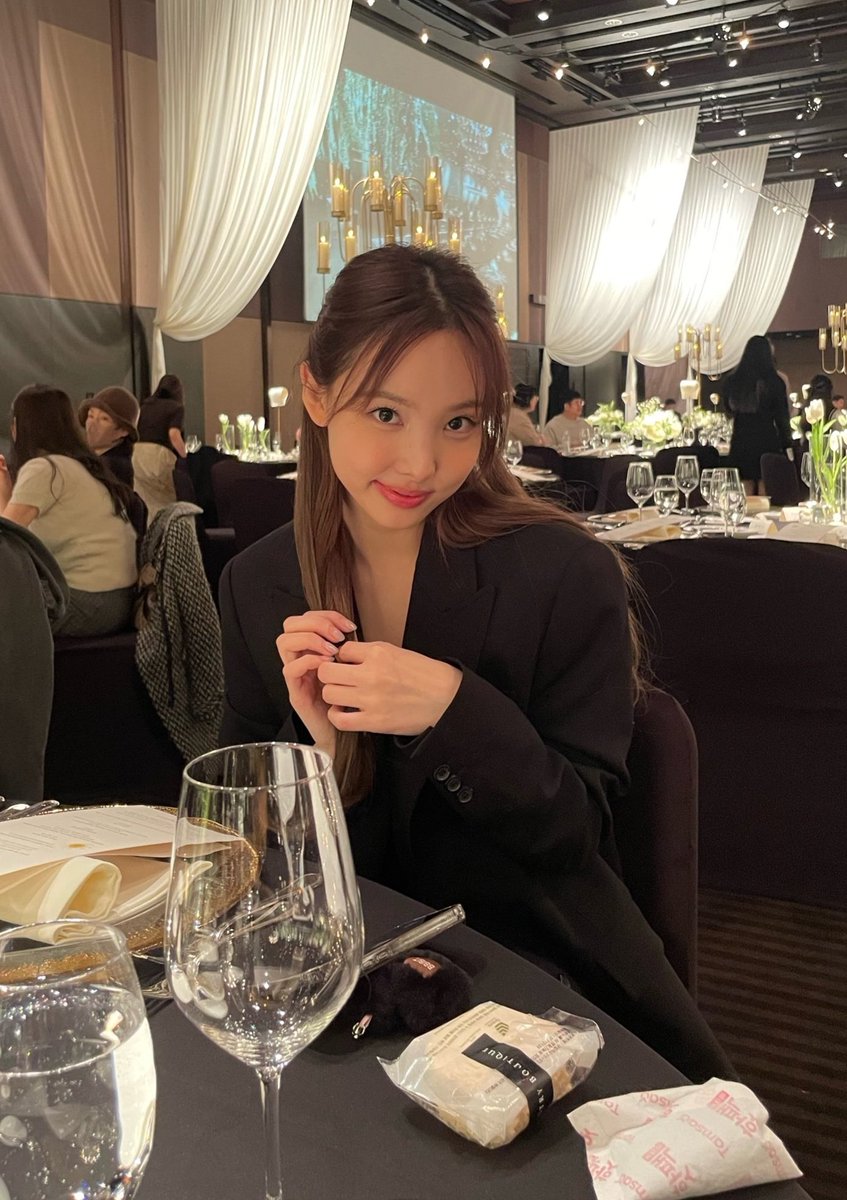 inypic's tweet photo. nayeon girlfriend material - a thread https://t.co/uMVSCdOBIR