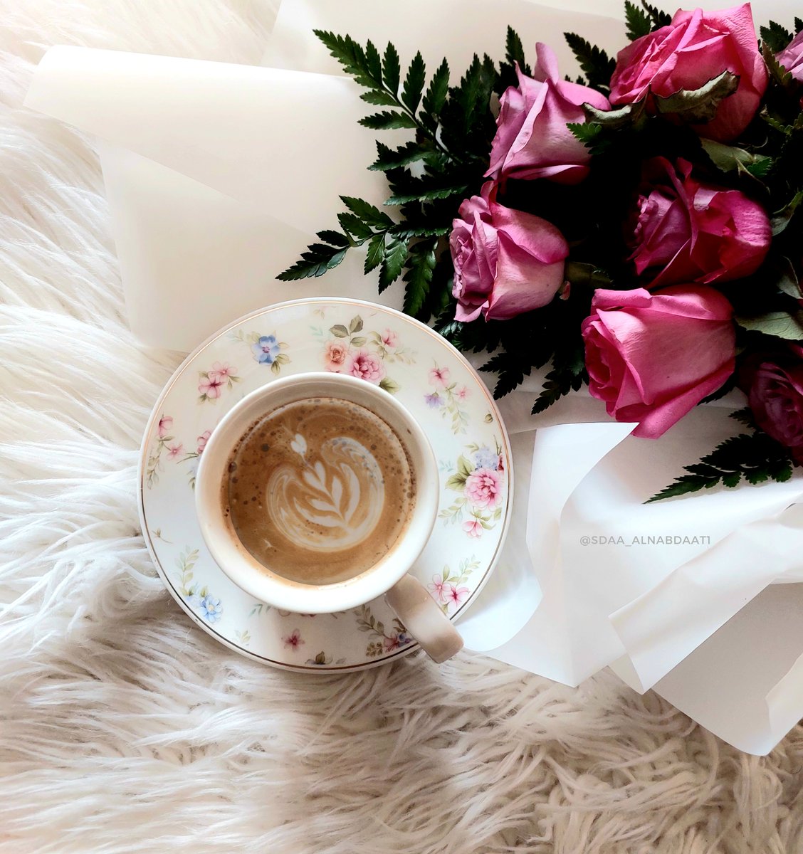 #يخبرني_الصباح 

كم  عشتُ أتّخِذُ الصباحَ صديقا
وأراهُ  لــي نــحوَ الــفلاحِ رفيقا

لــم  يــأتِ إلا والــبشائرُ في يدٍ
وعلى اليدِ الأُخرى الضياءَ أنيقا

نــتقاسمُ الأســرارَ فــي ما بينَنا
ونــخطُّ  عــهداً لــلمسيرِ وثــيقا

لا شيءَ يصرفنا عن الحُلُمِ الذي
قُــمْنا لــه ، فنرى