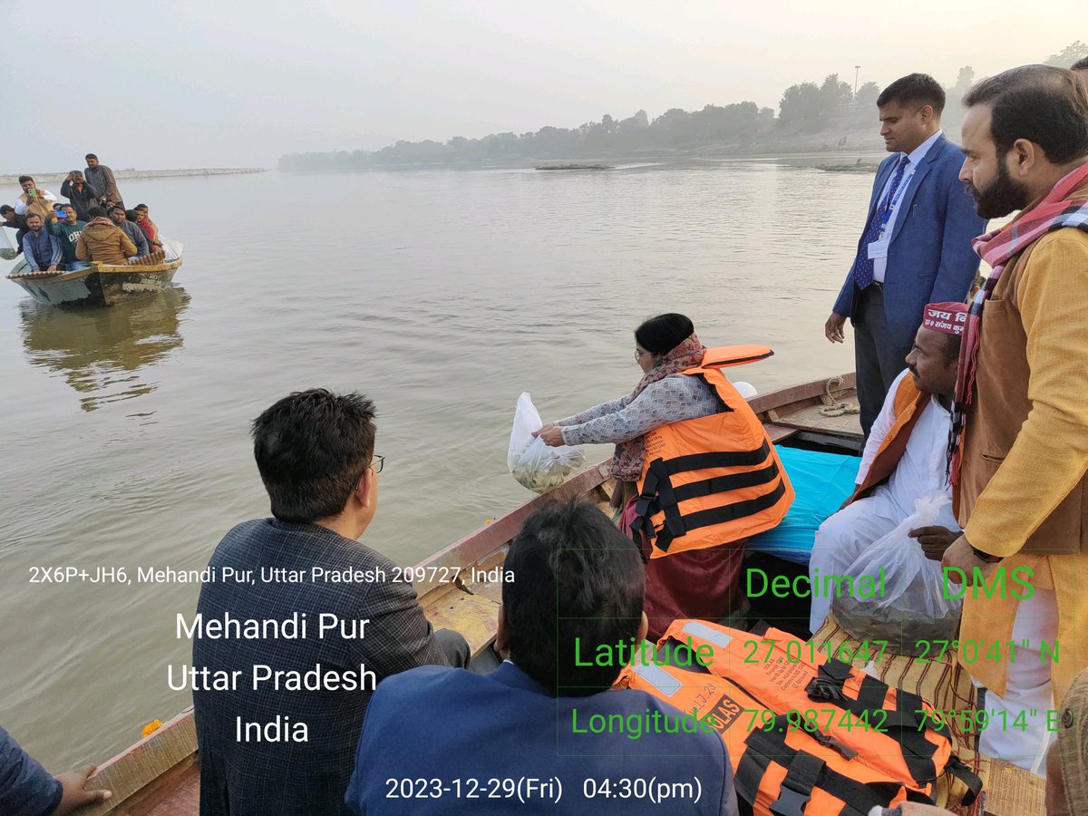 Kannaujfish's tweet photo. River ranching done in river GANGA by honourable state minister (PRABHARI MANTRI FOR DISTRICT KANNAUJ) for higher education uttar pradesh smt Rajni tiwari ji in district kannauj UP. 2.00 lakh fish seed of Indian major carp are stocked in river ganga. https://t.co/zx3uTzzphF